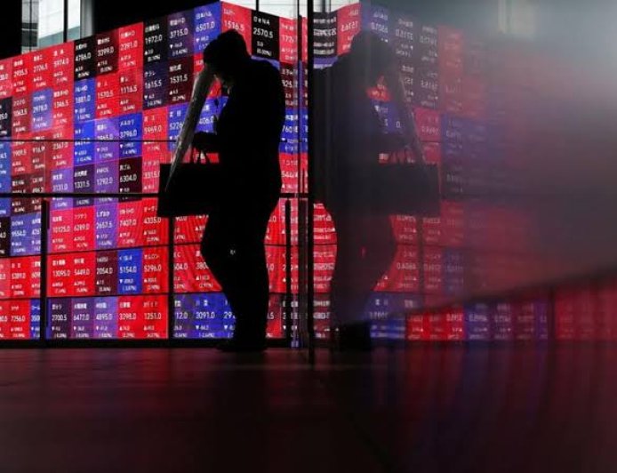 Oil Falls Below $100 as AI Stocks Keep Wall Street Near Record Highs